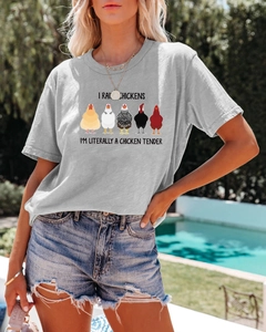Détail du t-shirt gris à motif poule humoristique porté dans un cadre estival ensoleillé