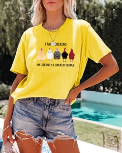 Détail du t-shirt en coton jaune avec imprimé poulet humoristique au bord de la piscine