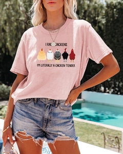Détail du t-shirt rose en coton avec motifs poulets et style estival en plein air