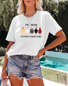 Détail du t-shirt blanc en coton avec motif 'I Raise Chickens' et short en jean d'été
