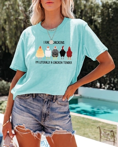 Détail du t-shirt bleu clair avec motif de poulet mignon et texte I Raise Chickens