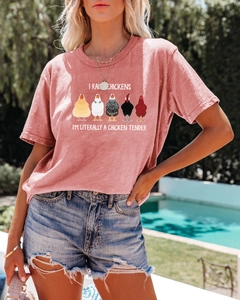 Détail d'un t-shirt rose en coton avec imprimé de poulets et texte humoristique brodé
