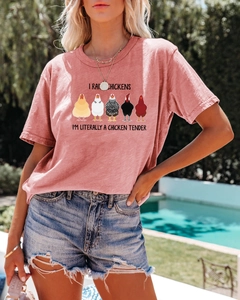 Détail du t-shirt rose corail avec imprimé I Raise Chickens près d'une piscine extérieure