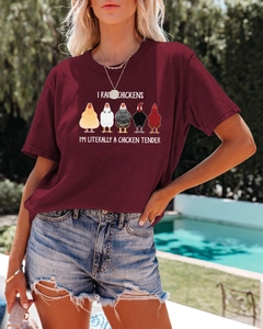 Détail du t-shirt en coton bordeaux avec graphique de poulet et style estival décontracté