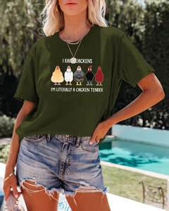 Détail du t-shirt vert militaire en coton avec imprimé humoristique de poulets