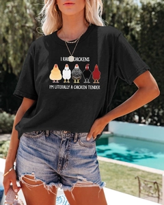 Gros plan extérieur d'un t-shirt en coton noir avec imprimé poulet et slogan drôle