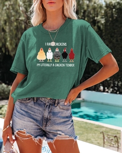 Détail d'un t-shirt en coton vert avec imprimé poulet humoristique et jeu de mots