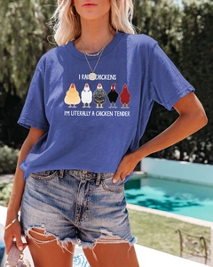 Détail du t-shirt bleu en coton avec imprimé poulets et slogan amusant au bord d'une piscine