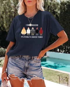 Détail du t-shirt bleu marine en coton avec motif de poules et slogan humoristique