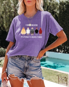 Détail du T-shirt violet en coton avec imprimé 'I Raise Chickens' et slogan drôle