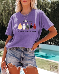 Détail d'un t-shirt violet avec imprimé de poulet humoristique dans un décor ensoleillé