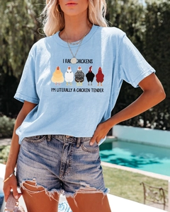 Détail d'un t-shirt bleu clair avec des poulets de dessin animé et texte humoristique