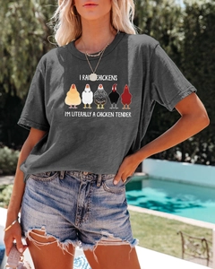 Détail d'un T-shirt gris en coton avec motif poulets et slogan humoristique au bord de l'eau
