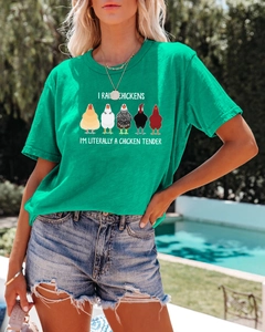 Gros plan d'un t-shirt en coton vert clair avec motif de poulet et short en jean délavé