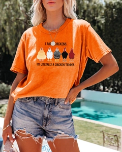 Détail du t-shirt orange pour femme avec illustrations de poulets et texte humoristique