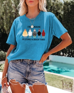 Détail d'un t-shirt bleu vif avec motif poule et short en jean pour un look estival