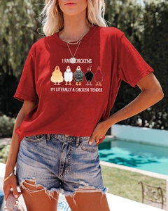Détail du t-shirt rouge à col rond avec des poulets de dessin animé et slogan