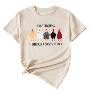 Détail d'un t-shirt en coton crème avec illustrations de poulets et nœud décoratif