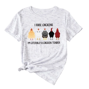 Gros plan d'un t-shirt gris chiné avec motifs poulets rigolos et design noué à la taille