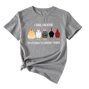Détail du t-shirt gris avec motif poules, slogan humoristique et nœud élégant sur le côté