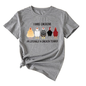 Détail du t-shirt gris avec motif de poulets et texte humoristique pour amateurs de poules
