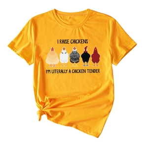 Détail du t-shirt jaune en coton avec imprimé 'I Raise Chickens' et nœud latéral élégant