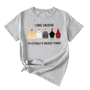 Détail d'un T-shirt gris en coton avec imprimé I RAISE CHICKENS et un nœud à l'ourlet