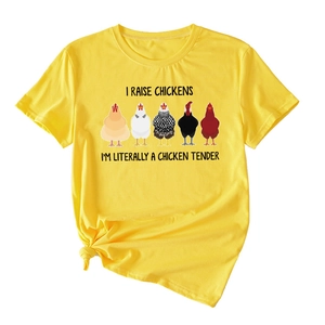 Gros plan d'un T-shirt en coton jaune avec des poulets drôles et un texte humoristique