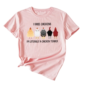 Détail d'un t-shirt rose en coton avec imprimé poulet humoristique et nœud latéral chic