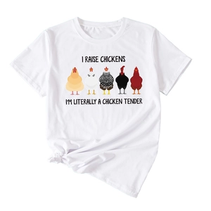 Gros plan de l'imprimé graphique I Raise Chickens sur un t-shirt blanc à manches courtes
