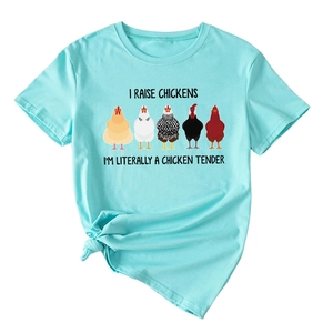 Gros plan d'un t-shirt bleu clair avec motif humoristique I Raise Chickens en coton