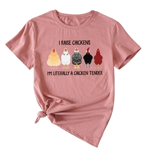 Détail du t-shirt en coton rose avec illustrations de poulet et texte humoristique
