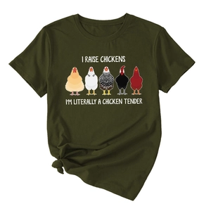 Détail du t-shirt vert olive avec motif I Raise Chickens et détail noué à l'ourlet