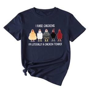 Détail d'un t-shirt en coton bleu marine avec impression graphique I RAISE CHICKENS