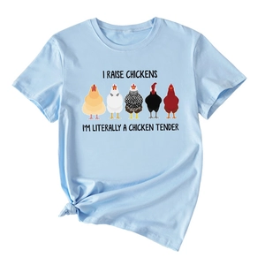 Vue à plat du t-shirt en coton bleu ciel avec motif de coqs et citation amusante
