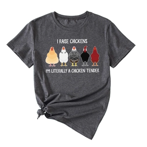 Détail d'un t-shirt gris avec motifs de poulets et impression de slogan humoristique