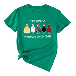 Détail du t-shirt en coton vert avec motif de poulet rigolo et ourlet noué stylé