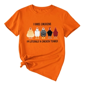 Détail du t-shirt en coton orange avec imprimé I Raise Chickens et noeud décoratif