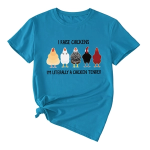 Détail du T-shirt bleu canard avec des poulets de dessin animé et texte humoristique