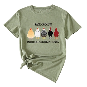 Détail d'un t-shirt en coton vert sauge avec motifs de poulets et texte humoristique