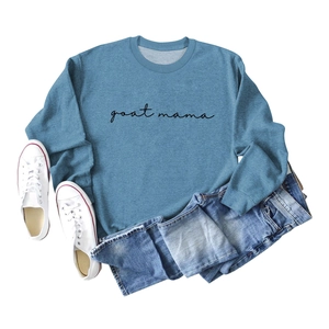 Posa piatta di felpa blu con stampa nera goat mama e pantaloncini in denim lavato