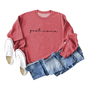 Vista piatta della felpa goat mama abbinata a pantaloncini di jeans e sneakers