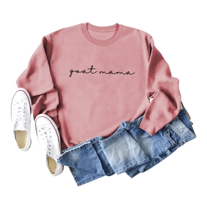Felpa color malva con stampa Goat Mama in stile flat lay con pantaloncini di jeans