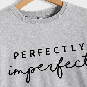 Sweatshirt gris clair à col rond minimaliste avec imprimé graphique Perfectly Imperfect
