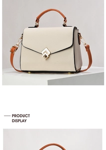 Detail van beige tas van lycheeleer met gouden gesp op geometrische standaard