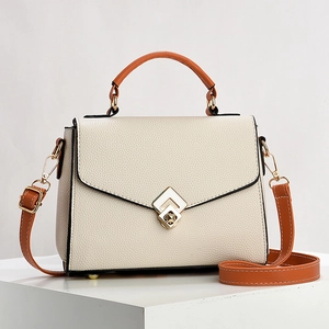 Chique beige crossbodytas met oranje handvatten en gouden gesp voor dames