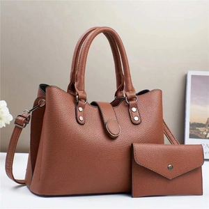 Ensemble sac à main et pochette en cuir marron avec bandoulière réglable