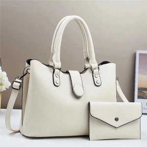Ensemble sac à main chic en cuir beige à motif lychee avec pochette assortie et poignées