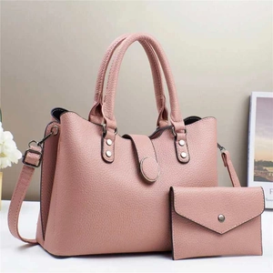 Ensemble cabas rose en cuir grainé et pochette enveloppe avec bandoulière réglable