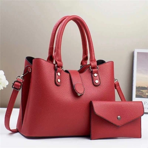 Ensemble sac à main chic en cuir rouge avec pochette assortie et boucle ronde en métal